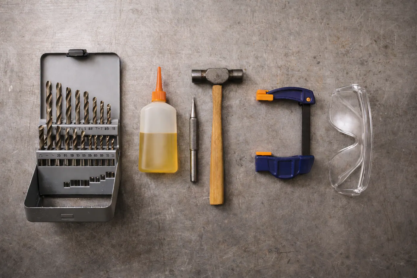 Outillage de base pour perçage métal : forets HSS, huile de coupe, pointeau et étau